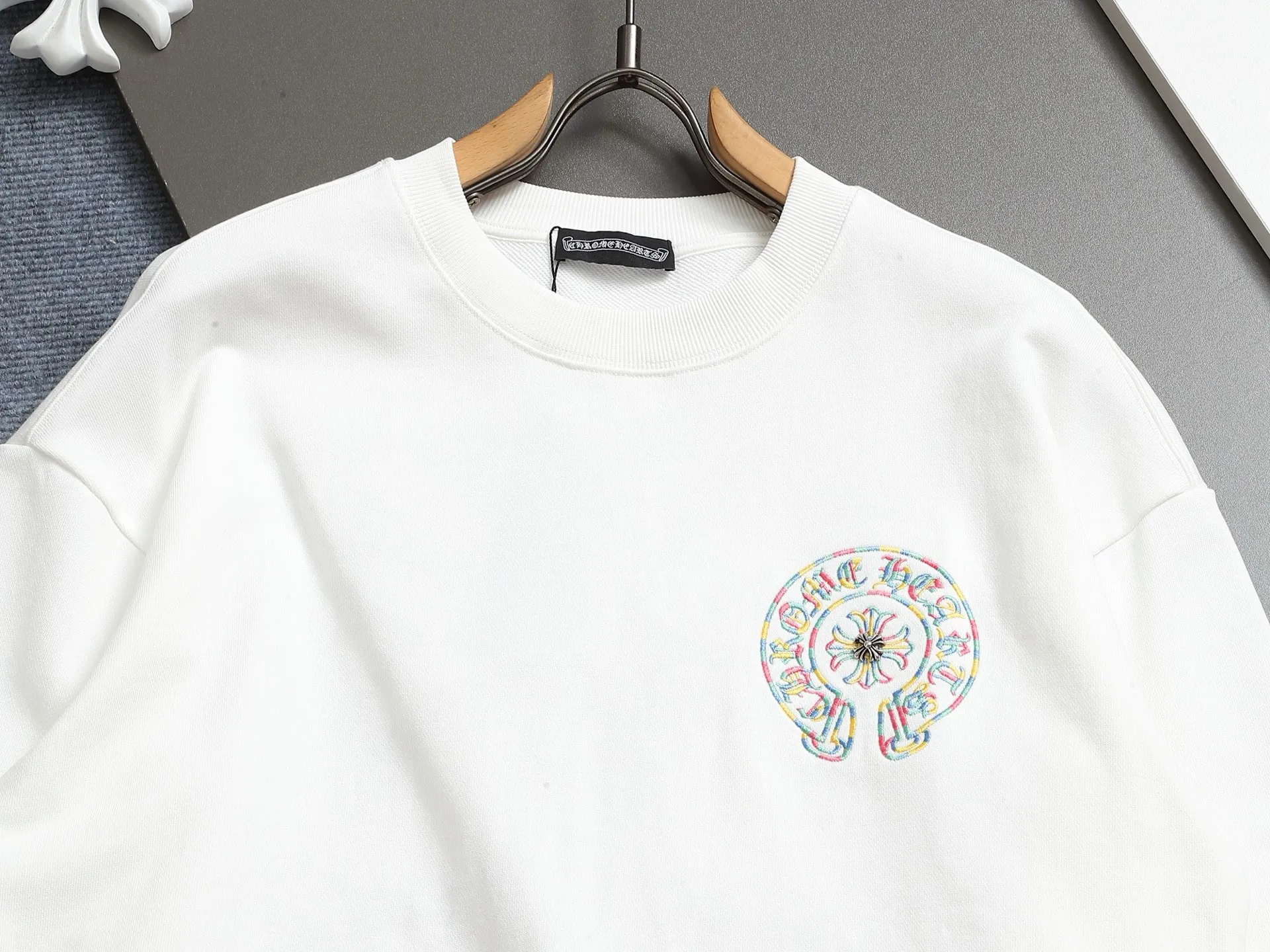 P250 Chrome hearts ch Chrome hearts cross horseshoe LOGO round-neck sweatshirt with thousands of needle embroidery crafts. Large version. Loose and stylish. The difference is the low version, the slim version, the upper body and the crotch. 100% commitment: top quality, not fast food. The highest version on the market. Top quality, 450 grams. 26 custom-dyed double yarn cotton, the same style for men and women, complete with three standards. Color: Black White Size: SMLXL